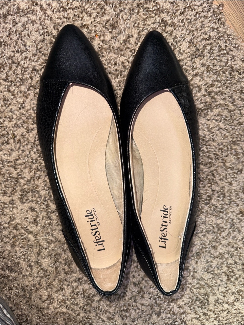 Life Stride Black Pointed-Toe Ballet Flats